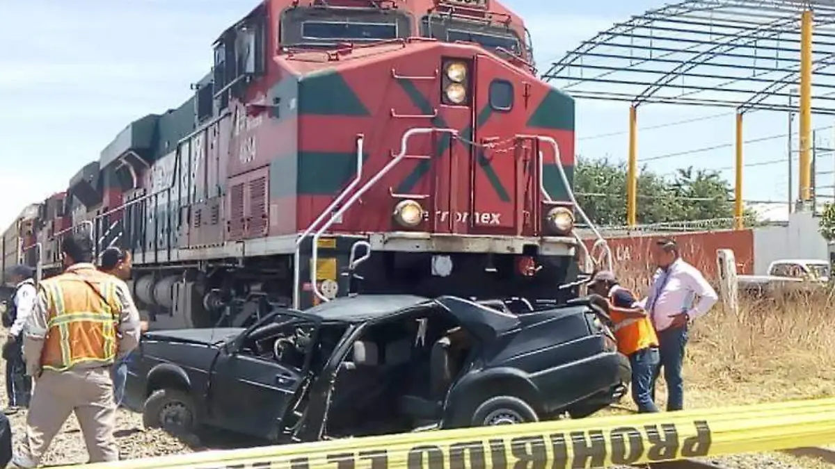 Vehículo choca contra tren